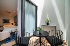 Apartamento em Cali - CRS 101 - Trendy 2 Queen Bed Studio in Centenario w/ Terrace!